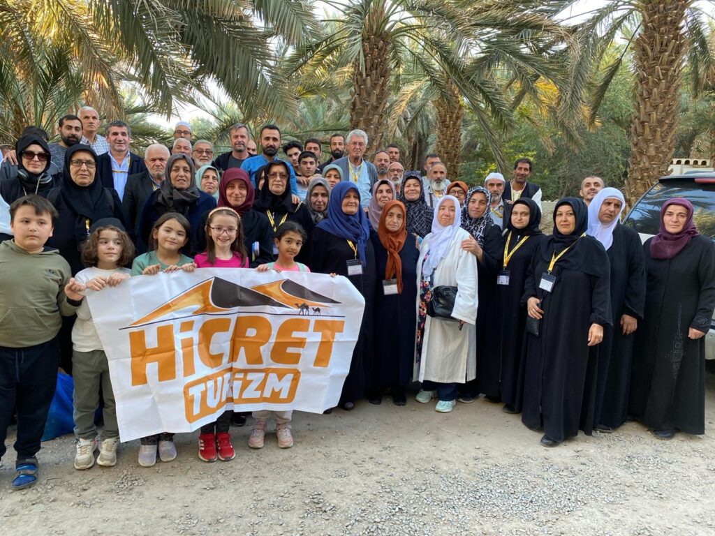 2025 umre fiyatları ile ilgili bilgi almak isteyenler için Hicret Turizm'in düzenlediği umre organizasyonundan bir kare. Kutsal topraklara yapılan bu anlamlı yolculuk, her yaştan katılımcının yer aldığı samimi bir atmosferde gerçekleşiyor.